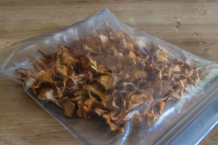 Getrocknete Pfifferlinge in Gefrierbeutel füllen