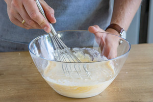 Ricotta, Eier und Schmand mit Schneebesen verrühren