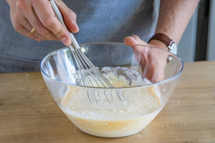 Ricotta, Eier und Schmand mit Schneebesen verrühren