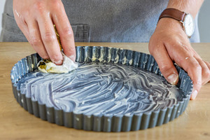 Tarteform mit Butter einfetten