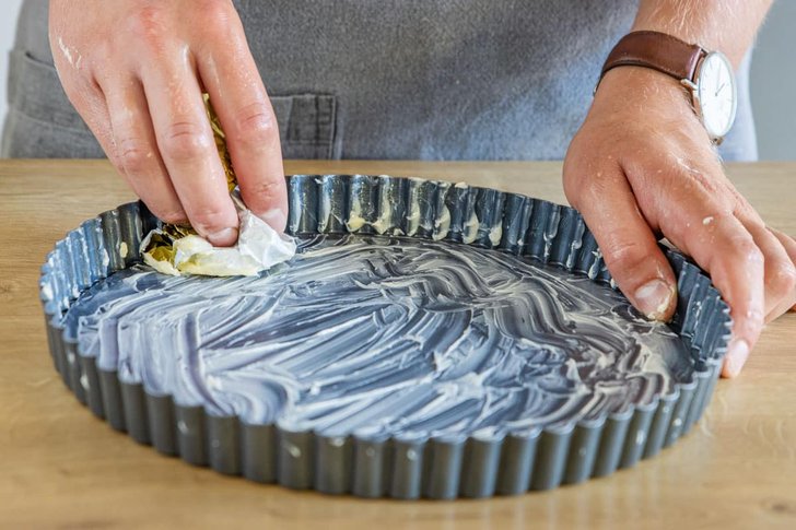 Tarteform mit Butter einfetten
