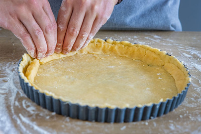 Rand für Quiche aus überschüssigem Teig formen