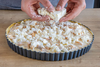 Feta über Pfifferlingsquiche streuen