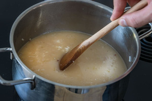 Risottoreis in Brühe und Weißwein garen