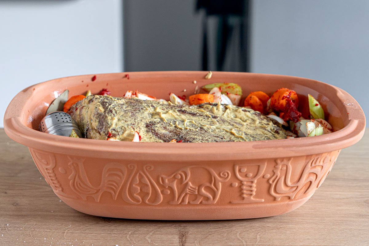 Saftiger Schweinebraten aus dem Römertopf