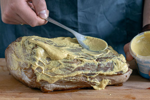 Schweinebraten einstreichen