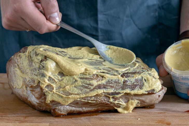 Schweinebraten einstreichen