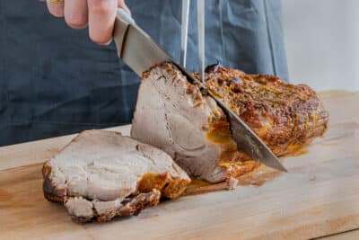 Schweinebraten schneiden