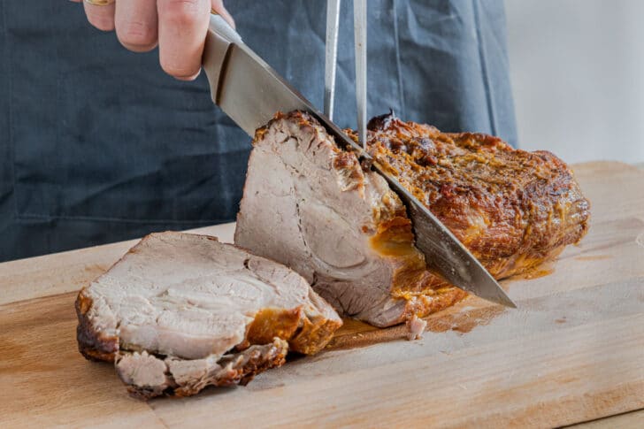 Schweinebraten schneiden