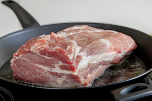 Schweinebraten braten