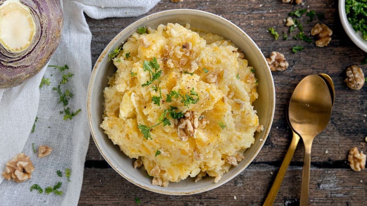 Steckrübenpüree mit Walnüssen | Rezept - eat.de