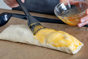 Strudel mit Eigelb bestreichen