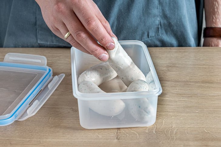Weißwürste in eine Dose geben