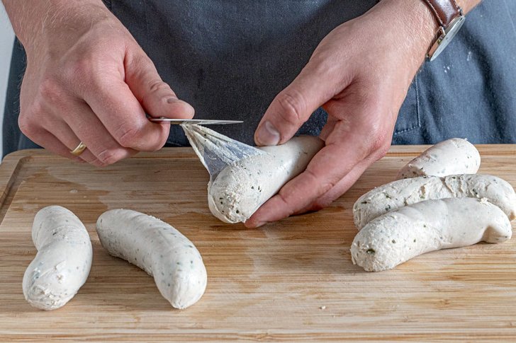 Pelle von Weißwurst abziehen