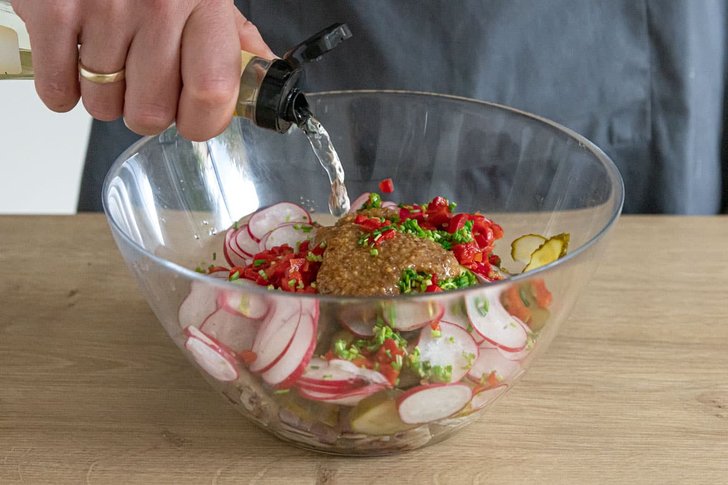 Essig zum Weißwurstsalat geben