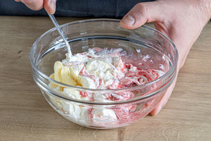 Schmand mit Marmelade und Grieß verrühren