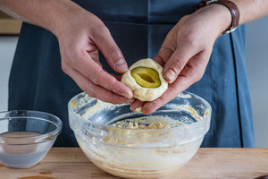 Knödel mit Zwetschgen füllen