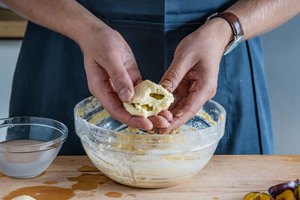 Knödel mit Zwetschgen füllen