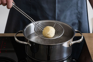 Zwetschgenknödel in Wasser köcheln lassen