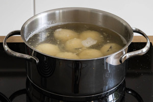 Zwetschgenknödel in Wasser köcheln lassen