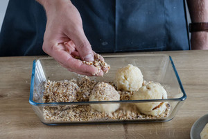 Zwetschgenknödel in Haselnüssen wälzen