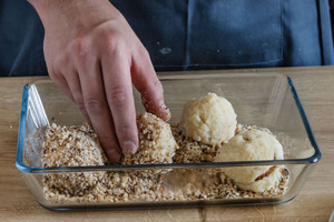 Zwetschgenknödel in Haselnüssen wälzen