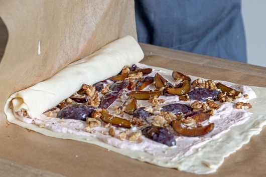 Zwetschgenstrudel rollen