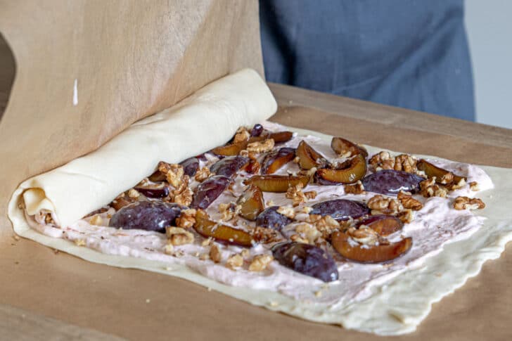 Zwetschgenstrudel rollen