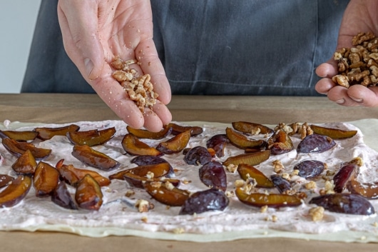 Nüsse auf dem Strudelteig verteilen