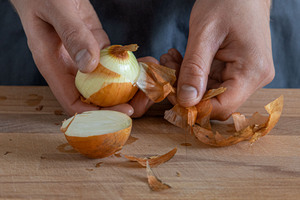 Zwiebel schälen