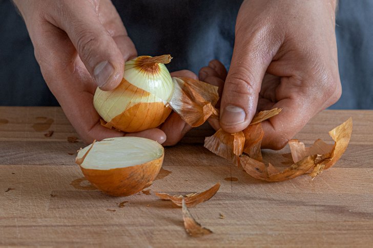 Zwiebel schälen