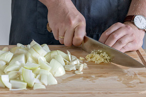 Knoblauch und Zwiebeln schneiden