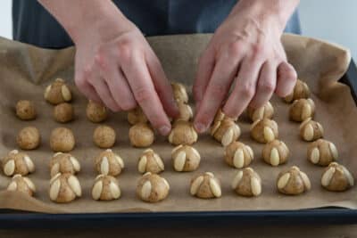Bethmännchen mit Mandeln verzieren