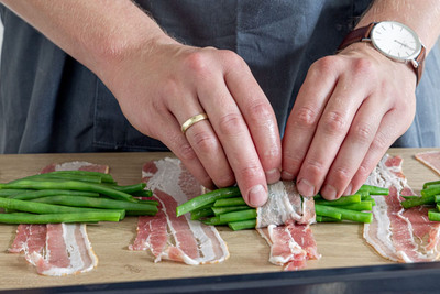 Bohnen mit Speck einwickeln
