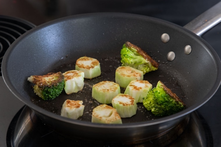Kann man Strunk und Stiel vom Brokkoli essen? eat.de