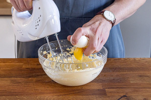 Butter und Ei aufschlagen