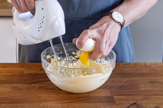 Butter und Ei aufschlagen