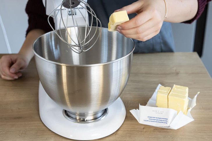 Butter in sie Schüssel geben