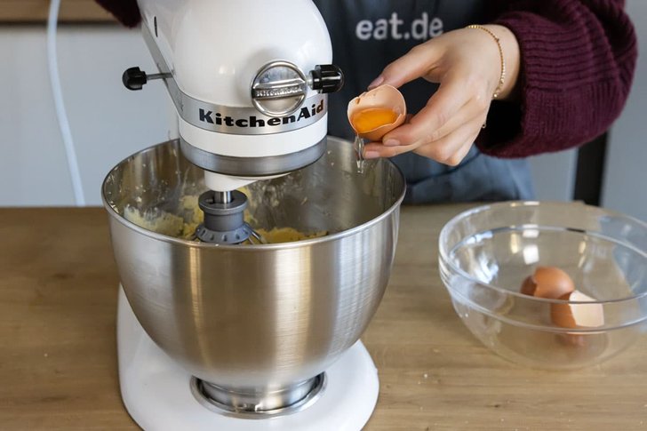 Eier einzeln unterrühren