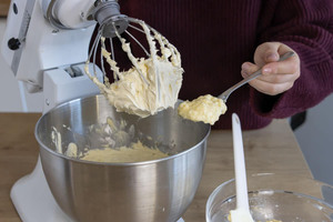 Butter-Pudding Creme anrühren
