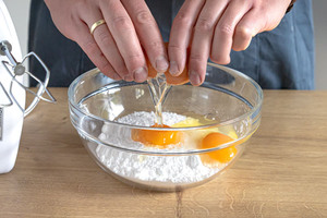 Eier zum Teig geben