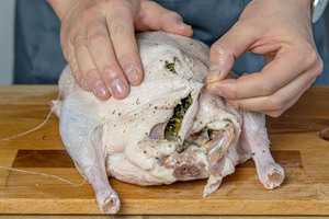 Ente verschließen mit Nadel und Faden