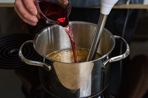 Rotwein zur Soße gießen