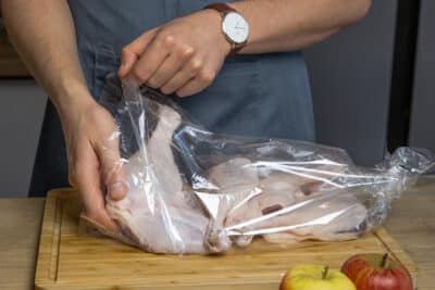 Gänskeulen in den Bratschlauch geben