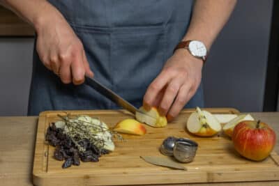 Äpfel klein schneiden