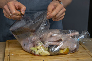 Rotwein in den Bratschlauch geben