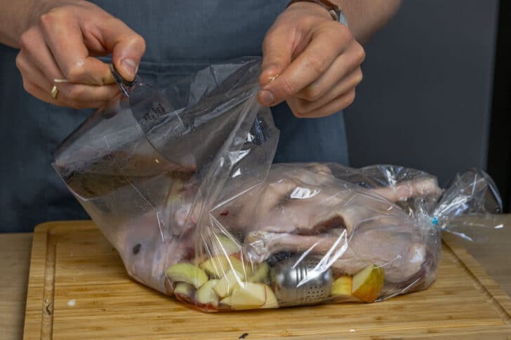 Rotwein in den Bratschlauch geben