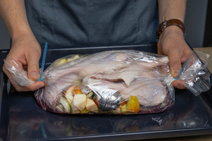 Gänsekeule auf ein Blech geben