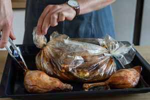 Gänsekeule aus dem Bratschlauch nehmen