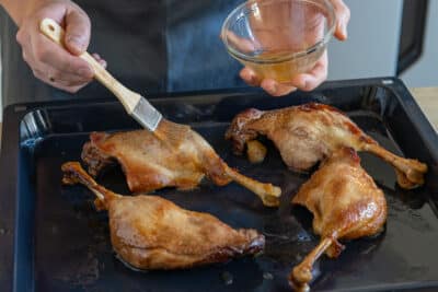 Gänsekeule mit Honig einstreichen